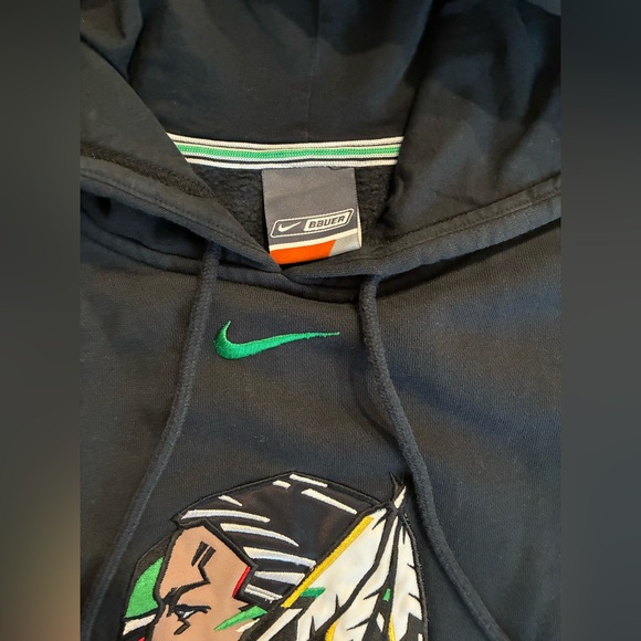 VTG NORTH DAKOTA FIGHTING SIOUX Hockey Hoodie Sweatshirt Nike Sewn Center Swoosh - Picture 2 of 8